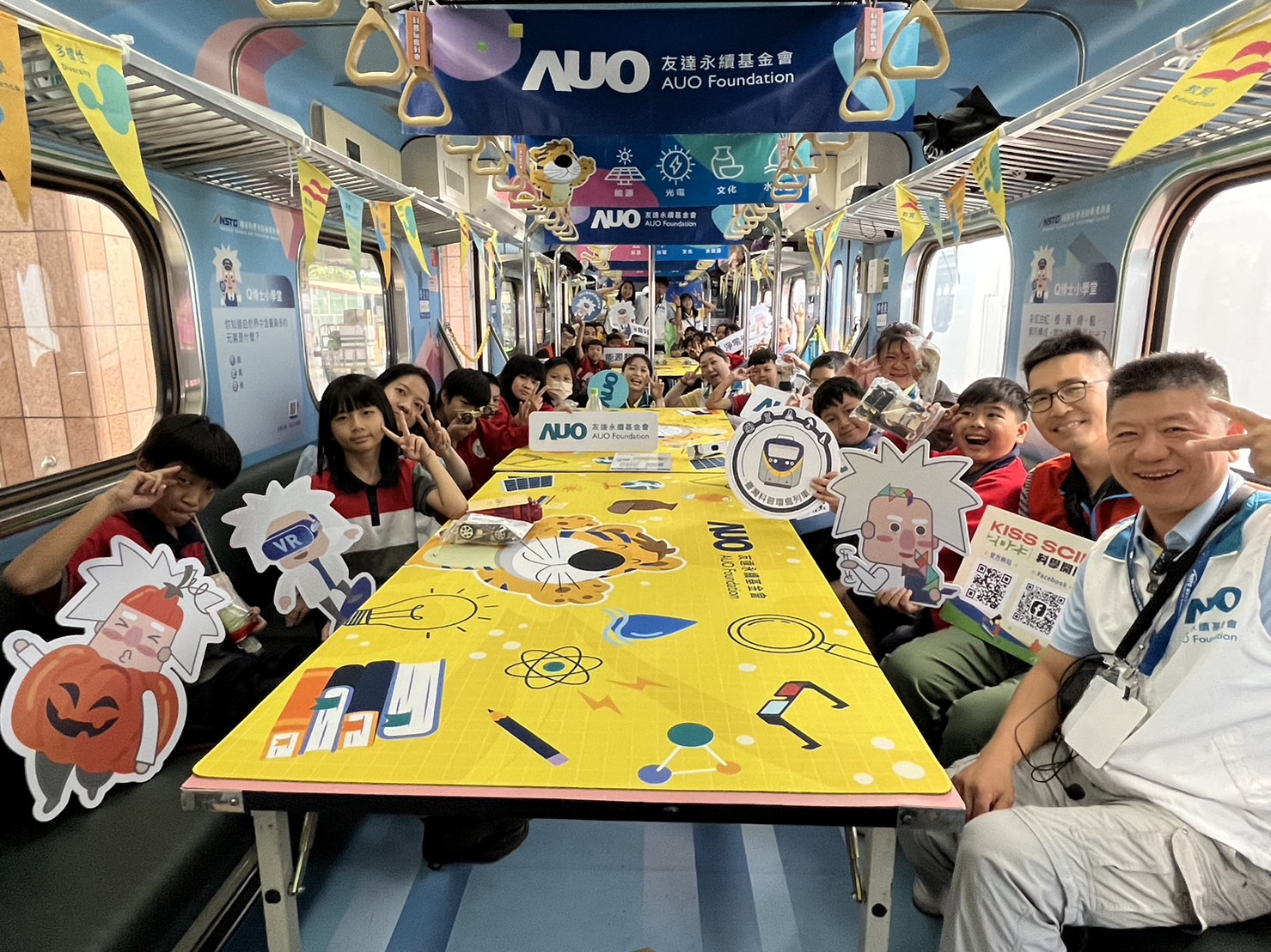 永續基金會參與「臺灣科普環島列車」，設計基礎科學車廂課程，以「淨零碳排和永續能源」為主題，讓學生透過創意實驗認識淨零知識，以及思考生活中的減碳行為