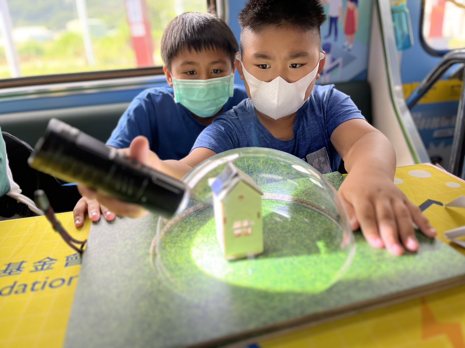 參與基礎科學主題車廂，以STEAM教學精神，設計「逐日科學家」、「太陽能工程師」以及「淨零建築師」三大能源科普課程和實驗