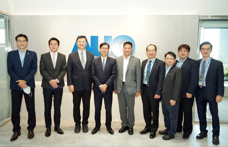 光電前進亞灣成立「AUO解決方案研發中心」，作為多元場域解決方案研發及試驗場域（圖中左為高雄市長陳其邁、圖中右為光電董事長彭双浪）